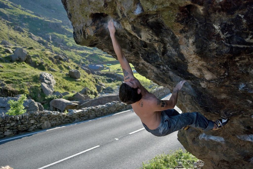 Chris Davies attempt the Pool's of Bethedsa, V...Hard.... Jerry's Roof Block, Llanberis Pass.