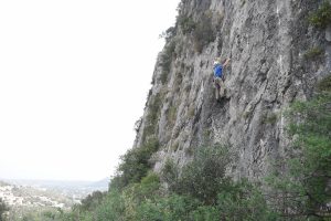 Despite its name Placa Mania, is pretty steep, puppy and sustained but a fine 6a.