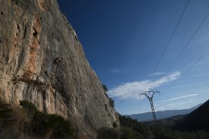 An unknown climber working Dale caña al mono, 7b at aventador